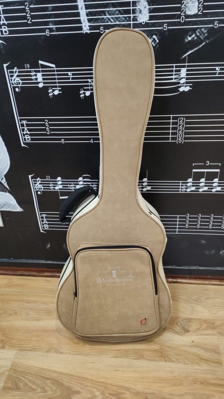 GUITARRA DE PALILLO DE PALOSANTO Y CEDRO