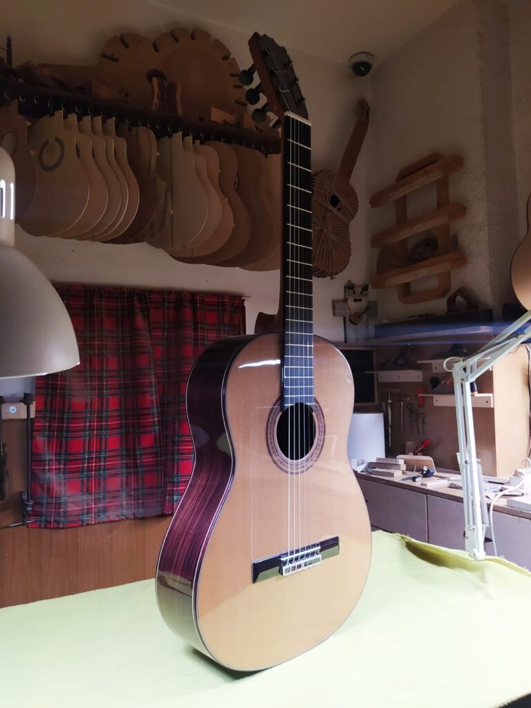 GUITARRA DE PALILLO DE PALOSANTO Y CEDRO