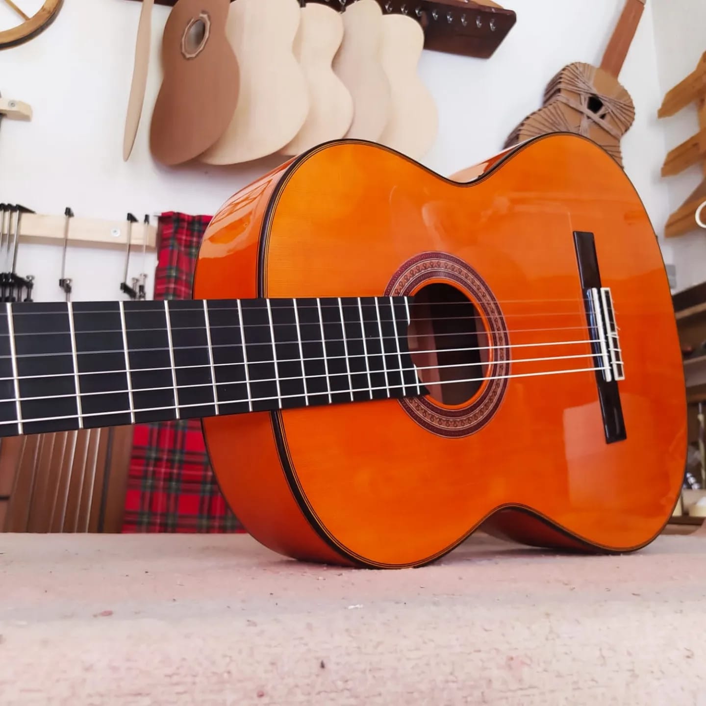 GUITARRA FLAMENCA CARAMELO DE PALILLOS MECÁNICOS